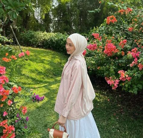 Soft Girl Aesthetic Outfit Hijab, Pastel Hijab Outfit, Hijab Aesthetic Outfit, Ootd Hijab Skirt, Feminine Hijabi, Hijab Girl Aesthetic, Aesthetic Outfits Hijab, Soft Girl Aesthetic Outfit, Aesthetic Hijabi