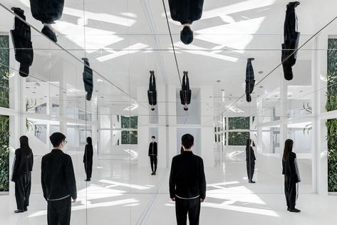 Domesticating the House of Mirrors: New Ideas for Multifunctional Spaceselledecoritalia Mirror Garden, Chinese Courtyard, Fran Silvestre, Family Park, Mirror Installation, Mirror Room, Hall Of Mirrors, Mirror House, Mirror Reflection