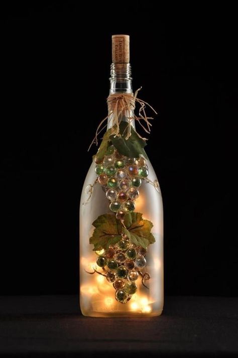 Bing : Wine bottle crafts with lights. // NOW THAT IS A BEAUTIFUL BOTTLE! A Do It Yourself Decoration, Wine Bottle Project, Spider Cookies, Empty Wine Bottles, Wine Bottle Corks, Spider Halloween, Wine Craft, Craft Lights, Wine Bottle Art