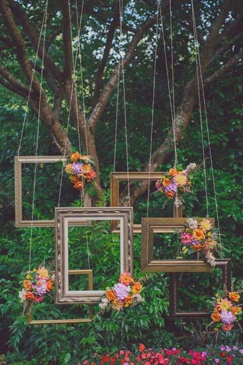 Cool photobooth set-up idea ขวดโหล Mason Jar, Outdoor Photo Booths, Diy Fotokabine, Bodas Boho Chic, Flowers Hanging, Deco Champetre, Photos Booth, Diy Photo Booth, Hanging Picture Frames