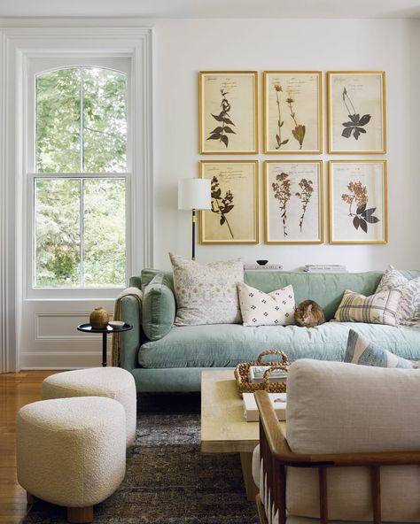 Modern furniture and a host of fresh colours inject a Victorian-era farmhouse with an updated, youthful glow. Estilo Charleston, Farmhouse Chic Living Room, Tiffany Leigh Design, Designer Nightstand, Dark Paint Colors, Green Velvet Sofa, Old School Style, Green Sofa, Traditional Farmhouse