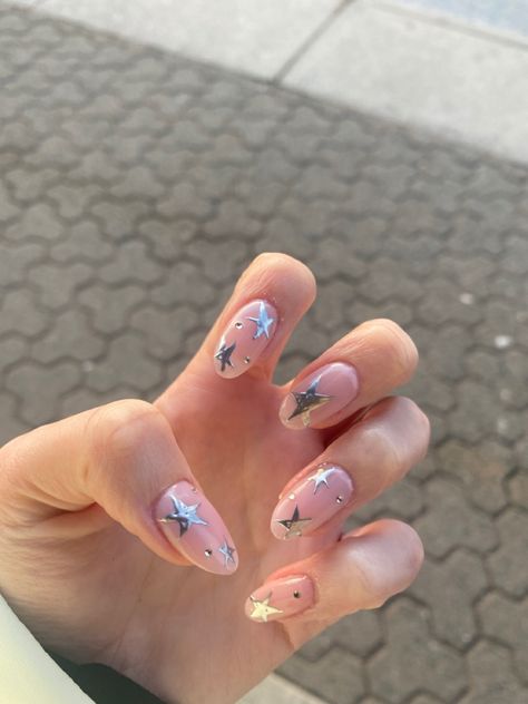 Acrylic nail design with silver stars and gems Silver Star Acrylic Nails, Shiny Star Nails, Star Nails Multicolor, Nails With Stars And Gems, Plain Star Nails, Pop Star Nails, Stars On Nails Design, Pink Glitter Star Nails, Pink And Silver Star Nails