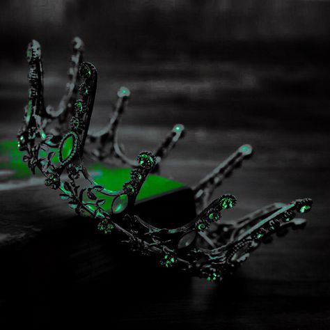 Emerald Crown Aesthetic, Green Evil Aesthetic, Queen Chrysalis Aesthetic, Green Queen Aesthetic, Bass Canyon Outfits, Dark Green Crown, Male Crown, Crown Aesthetic, Verde Jade