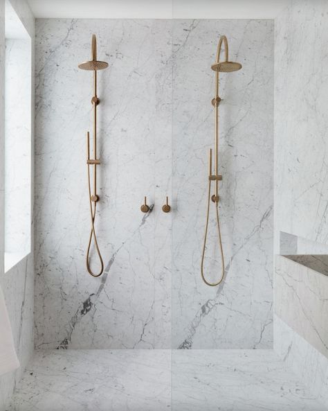 Two Shower Heads, Bathroom With Marble, Drømme Bad, Top Bathroom Design, Marble Showers, Gold Fixtures, Bad Inspiration, Brass Bathroom, Hus Inspiration