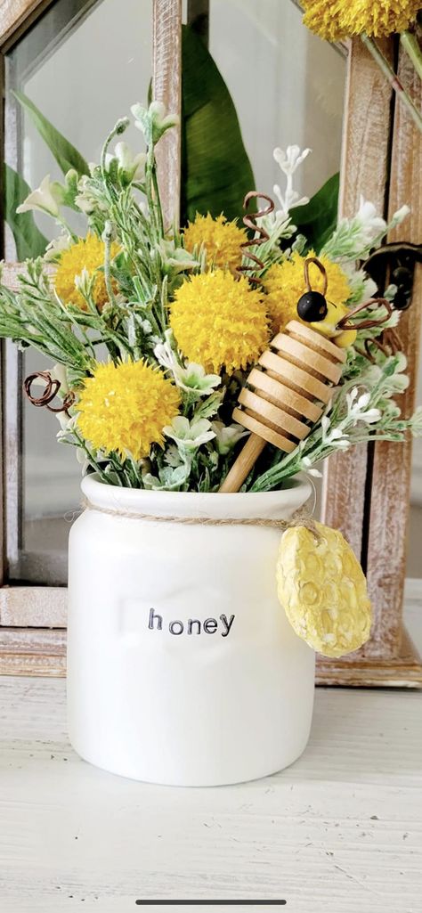 Bee Baby Shower Theme Decoration, Bee Baby Shower Centerpieces, Bridal Shower Honey, Bee Themed Birthday Party, Honey Bee Theme, Honey Bee Baby Shower, Bee Wedding, Honey Wedding, Baby Shower Table Decorations