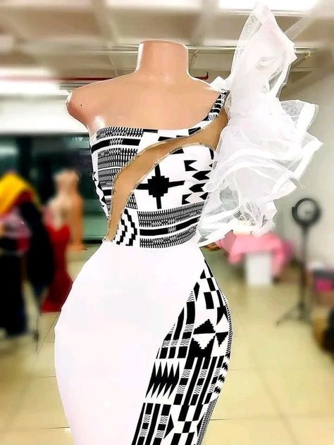 Chinkhoswe Outfits, Black And White Xhosa Traditional Dress, Lobola Outfits, Dress Tailoring, South African Traditional Dresses, African Bridal Dress, African Traditional Wear, African Traditional Wedding Dress, Evening Dresses Uk