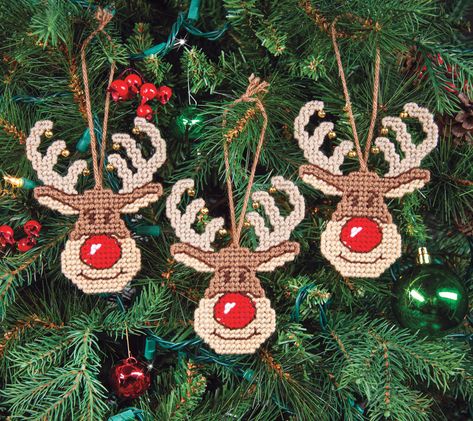 Plastic Mesh Canvas Projects, Plastic Canvas Christmas Patterns Free, Plastic Canvas Fall, Plastic Canvas Christmas Ornaments, Plastic Canvas Patterns Free Printable, Christmas Plastic Canvas, Wooden Clothespin Crafts, Christmas Stitch, Canvas Ornaments