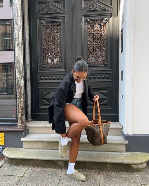 Love letter to my Frankie & Birkenstocks 💌 #fashioninspo #outfitselfie #geroutfit #hamburgblogger Fluffy Birkenstocks Outfit, Mink Birkenstock Outfit, Birkinsoks Outfit, Berkinstock Sandals Outfit, Outfit With Birkenstocks, Outfits With Birkenstocks, Birkenstocks Outfit, Birkenstock Boston Outfit, Sac Louis Vuitton