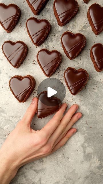 Mini Heart Cake, European Cookies, Petite Desserts, Miniature Desserts, Chocolate Heart Cakes, Heart Desserts, Mini Chocolate Cake, Chocolate Torte, Heart Cakes