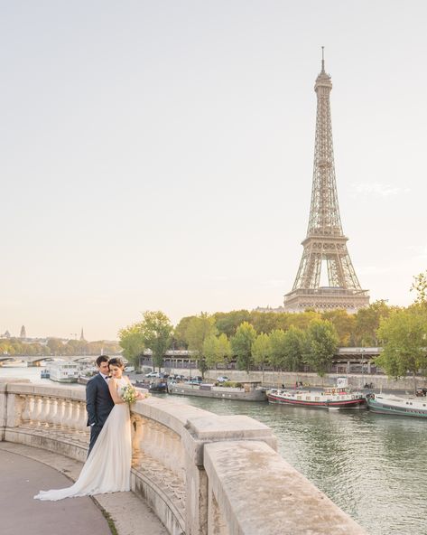 Eiffel Tower wedding Bir-Hakeim bridge Paris Prewedding, Paris Moodboard, Photoshoot Paris, Eiffel Tower Wedding, Albanian Wedding, Paris Engagement Photos, Prewedding Photo, Paris Honeymoon, Funny Wedding Pictures