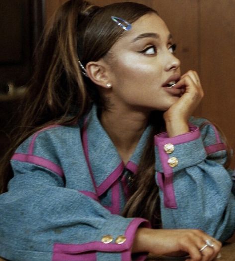 Hair Barrettes Hairstyles, Snap Clips Hairstyles, 90s Hair Accessories, Ariana Grande Videos, Hair Clips Hairstyles, Ariana Music, Half Bun Hairstyles, Ariana Grande Hair, 90s Hair