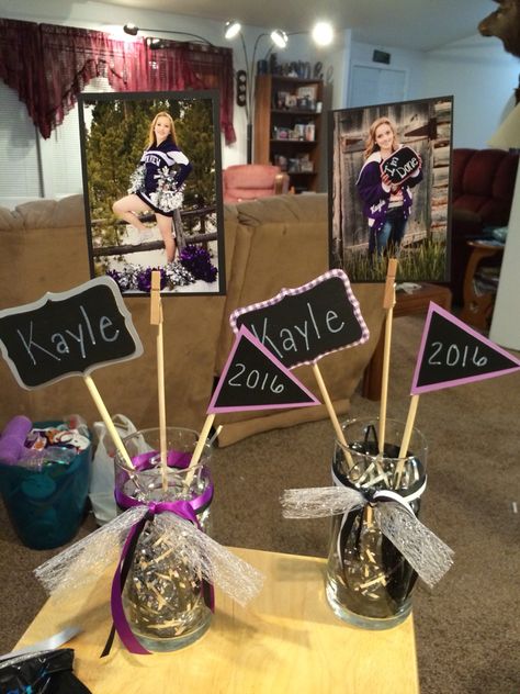 Cute Graduation Photo Centerpiece DIY Photo Centerpieces Diy Birthday, Photo Centerpieces Diy, Grad Centerpieces, Graduations Ideas, Photo Centerpieces, Graduation Centerpieces, Senior Party, Graduation Table, Trunk Party