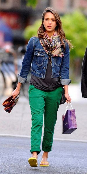 Emerald green looks amazing with golden-brown, orange, light green, yellow, brown, gray, cream, black, and white. Green Pants Outfit, Moda Chic, Popsugar Fashion, Outfit Jeans, Mode Casual, Green Jeans, Wear Green, Green Pants, Jessica Alba