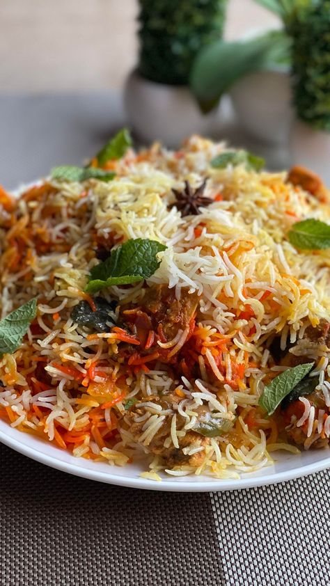 Healthy Chicken Skillet, Sindhi Biryani, Paneer Biryani, Biryani Masala, Dry Spices, Orange Food, Crazy Adventures, Veg Biryani, Chicken Biryani Recipe