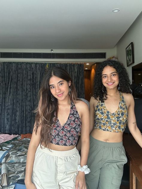 BFF GOALS! Twinning is winning >> Bff Twinning Outfits, Indian Print Tops, Kerala Trip Outfits Women, Ethnic Tops For Women, Indian Tops With Jeans, Ethnic Tops For Jeans, Casual Ethnic Outfits, Boho Look Indian, Indian Boho Outfits