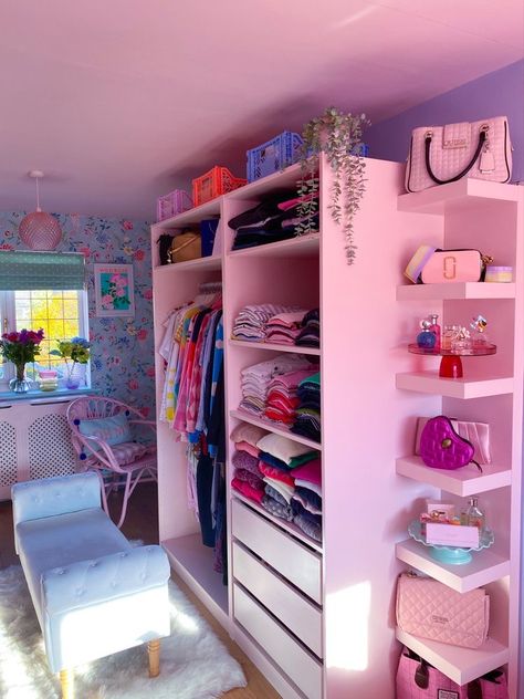 Pink Closet Aesthetic, Ideas Para Decorar Cuartos Pequeños, Pink Cupboard, Bedroom Cupboard Ideas, Wardrobe Painted, Bedroom Layouts For Small Rooms, Modern Bedroom Wardrobe, Rustoleum Paint, Creating A Capsule Wardrobe