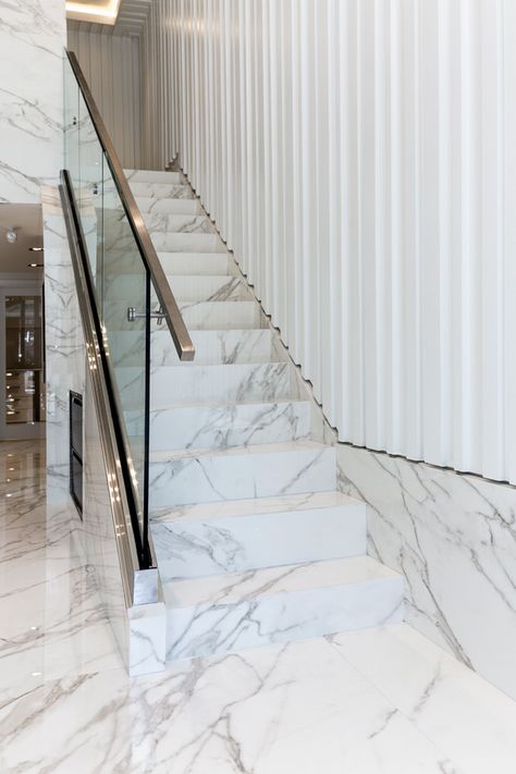 Granite Staircase Design, Stairs Tiles Design, Granite Stairs, Stainless Steel Staircase, Stairs Wall, Marble Trend, Staircase Railing Design, Marble Staircase, Marble House