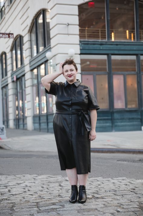 Leather Shirt Street Style, Outfit With Tights, Leather Plus Size, Leather Dress Outfit, Leather Skirt Outfit, Plus Size Looks, Pu Leather Skirt, High Fashion Editorial, Trench Dress