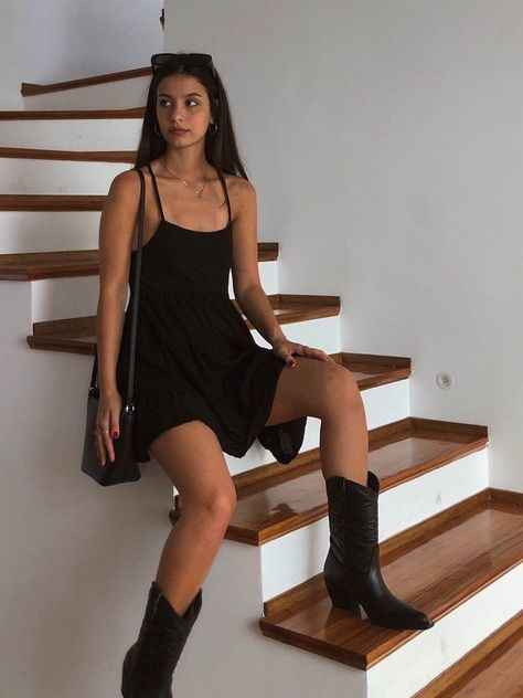 Black Cowgirl Boots Outfit, Cowgirl Boots Outfit Summer, Cowboy Boots Outfit Summer, Dress And Cowboy Boots Outfit, Black Cowboy Boots Outfit, Summer Boots Outfit, Western Boots Outfit, Black Cowgirl Boots, Outfit Botas