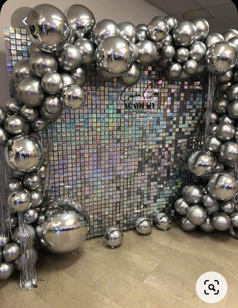 Silver Chrome Balloons Decorations, Shiny Decorations Party, Silver Shimmer Wall With Balloons, Chrome Birthday Party, Birthday Party Inspo Decoration, Silver Party Decorations Ideas, Disco Silver Party, Disco Party Balloons, 24 Birthday Party Ideas