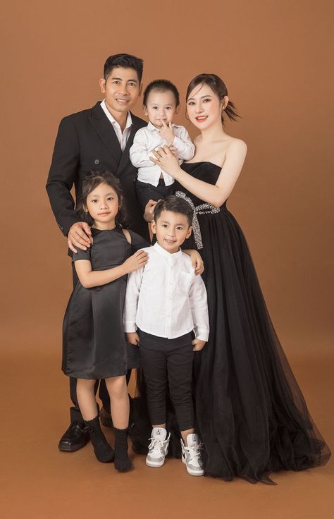 Glam Family Photoshoot, Family Photo Studio, Family Potrait, Family Studio Photography, Family Photoshoot Poses, Wedding Photoshoot Props, Family Portrait Poses, Family Photo Outfits, Family Posing