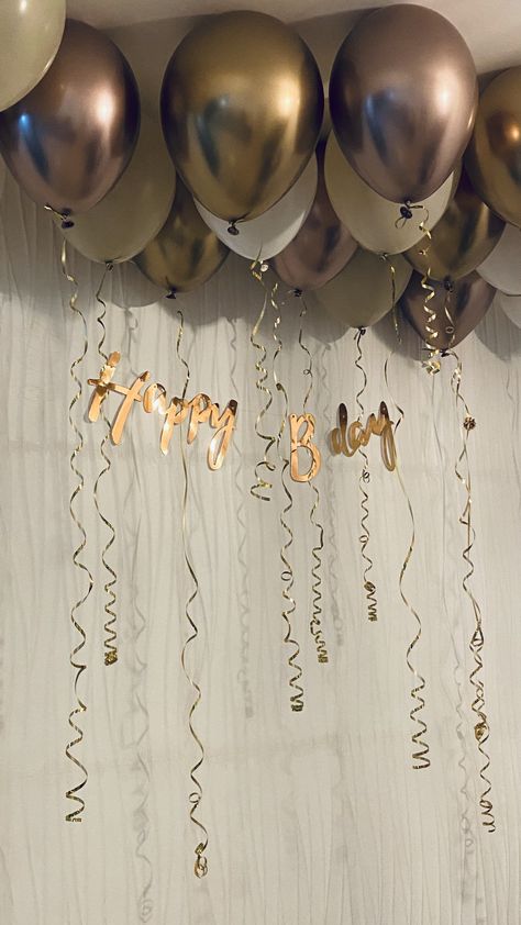 Aesthetic birthday Minimal 21st Birthday Decor, Simple Party Aesthetic, Minimal Birthday Decorations At Home, Simple Ballons Decor, Minimal Bday Decor, Simple Happy Birthday Decor, 26th Birthday Aesthetic, Deco Birthday Simple, Simple Aesthetic Birthday Decor