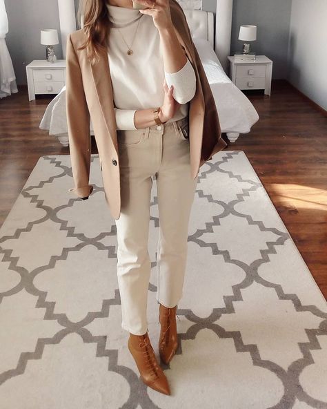 Khaki Pants Outfit Work, Cream Pants Outfit, Outfits Beige, Khaki Pants Outfit, Autumn Fashion Work, Pants Outfit Work, Cute Office Outfits, Winter Blouses, Beige Outfit