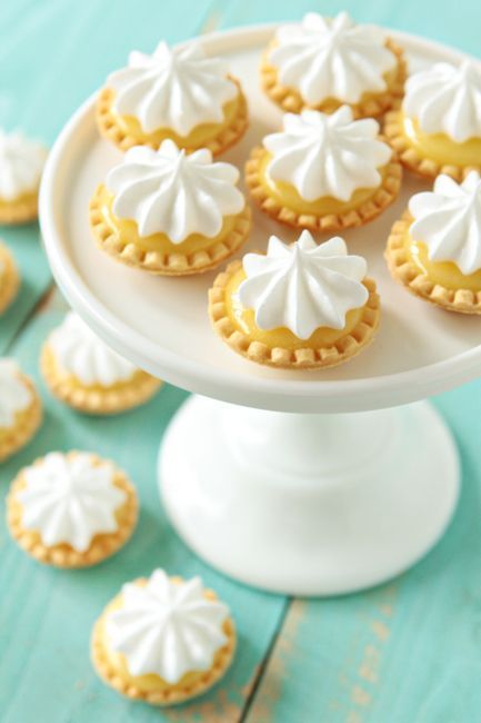 Tartaletas de Limón. #mercavima Tiny Desserts, Small Pies, Mini Lemon Meringue Pies, Microwave Lemon Curd, Meringue Pies, Mini Pie Recipes, Meringue Pie Recipes, Mini Tart, Small Desserts