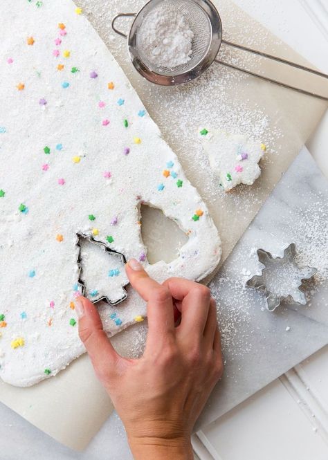 Diy Christmas Marshmallows, Snowflake Meringue, Christmas Marshmallow Ideas, Funfetti Marshmallows, Holiday Marshmallows, Marshmallow Homemade, Snowflake Marshmallows, Diy Marshmallows, Funfetti Christmas