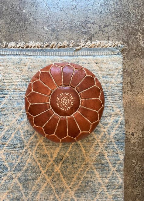 Moroccan Ceramics, Round Leather Ottoman, Uni Bedroom, Leather Ottomans, Art Marocain, Lounge Rooms, Moroccan Pouffe, Living Room Pouf, Moroccan Leather Pouf