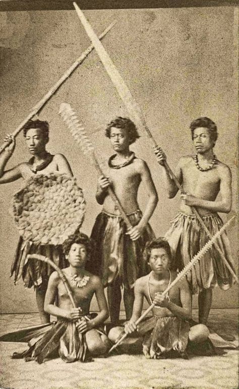 Ancient Hawaii, Native Costume, Warrior Dress, Hawaiian History, Maori People, Hawaiian Culture, Polynesian Culture, History Timeline, Vintage Hawaii