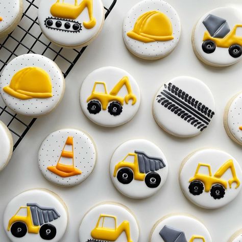 Birthday Party Construction Theme, 2nd Birthday Party Food Ideas, Car And Truck Birthday Party, Construction Party Cake, Construction Cake For Boys, Construction Birthday Party Ideas, Construction Birthday Party Cookies, 3rd Birthday Construction Theme, First Birthday Construction Theme Cake