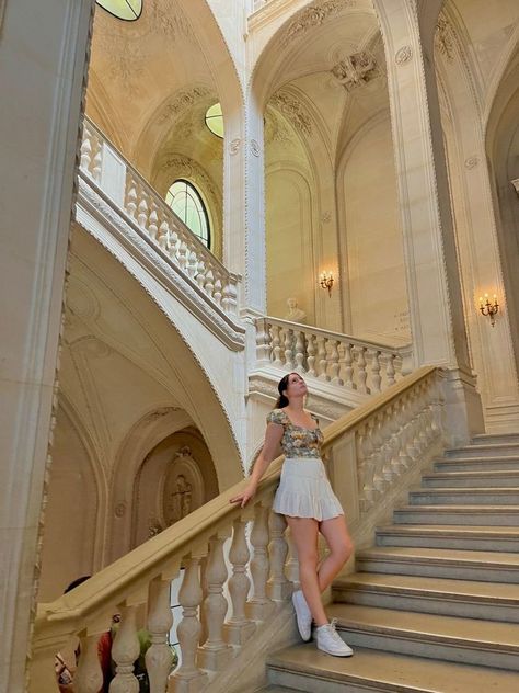 How To Pose In Museum, Guggenheim Museum Photoshoot, Photos In Museum Aesthetic, Poses For Museum Pictures, Louvre Museum Picture Ideas, Museum Photography Ideas, Italian Museum Aesthetic, Isabella Stewart Gardner Museum Photoshoot, Museum Aesthetic Pictures