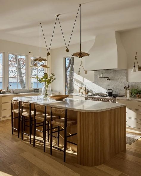 10 Key Features of a Stunning Transitional Kitchen - Round Kitchen Island, Functional Kitchen Island, Clad Home, Serene Bathroom, Round Kitchen, Kitchen Island With Seating, Classic Kitchen, Island With Seating, Oak Kitchen