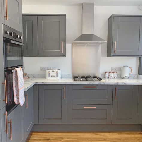 Howdens on Instagram: “Dark grey cabinets + copper accents = perfection 👌 Thank you @serafinaalice for sharing your beautiful kitchen.  Kitchen Featured: Fairford…” Dark Grey Cabinets, Grey Kitchen Inspiration, Dark Grey Kitchen Cabinets, Dark Cabinets Kitchen, Rose Gold Kitchen, Grey Kitchen Designs, Kitchen Dining Living, Copper Accents, Dark Kitchen Cabinets