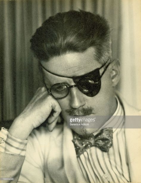 Irish novelist James Joyce (1882 - 1941) wearing an eyepatch, 1926. Berenice Abbott, Sleep Walking, James Joyce, Funny Scenes, Botanical Beauty, Dirty Mind, Human Face, Famous Faces, Square Sunglasses Men