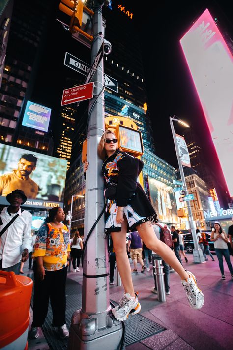 Girl on Times Square New York Picture Ideas, Nyc Photoshoot Ideas, New York Photo Ideas, New York Photoshoot, Nyc Photo Ideas, Photographie New York, Nyc Pics, New York City Pictures, Photo Voyage