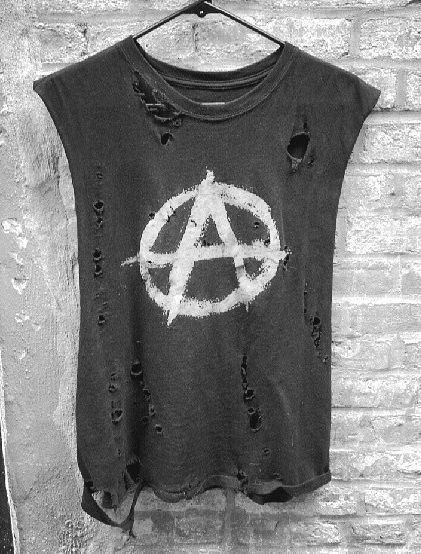 Ropa Punk Rock, Diy Clothes For Women, Punk Fashion Diy, Ripped Shirts, Diy Clothes Refashion, Diy Clothes Videos, Punk Outfits, Cotton Shirts, Casual Tops For Women