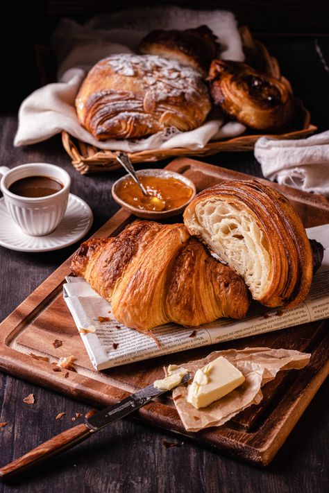 Food Photography Lighting Setup, Flaky Croissants, Food Photography Cake, Food Photography Lighting, Food Photography Dessert, Amazing Food Photography, Baking Photography, Food Videography, Studying Food