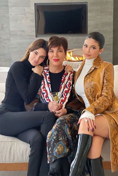 Kardashian Family Photo, Mother Daughter Photography Poses, Kylie Jenner Outfits Casual, Kardashians Jenner, Kendall Jenner Face, Kendall Jenner Video, Hairspray Live, Looks Kylie Jenner, Kim And Kourtney