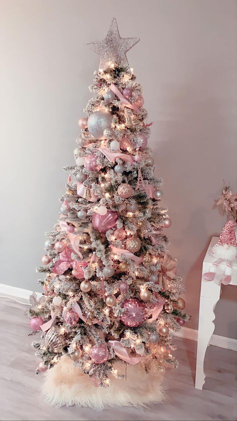 Pink Christmas Decorations Living Room, Pink Xmas Decorations, Diy Christmas Decorations Outdoor, Christmas Tree Ideas Red, Christmas Tree Ideas 2023, Pink Christmas Bedroom, Wallpaper Aesthetic Christmas, Girly Christmas Tree, Pink Xmas Tree