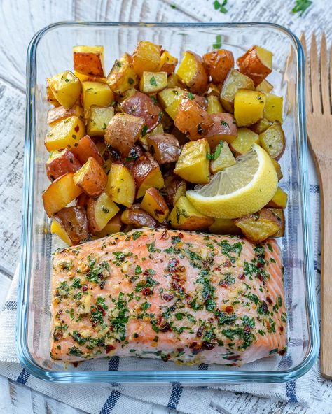 One Sheet Pan Garlic Butter Salmon Clean Meal Healthy Desayunos, Food Food Recipes, Food Deserts, Clean Meal Prep, Garlic Butter Salmon, Salmon Red, Butter Salmon, Pasti Sani, Healthy Lunch Meal Prep