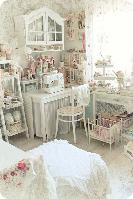 Camera Shabby Chic, Shabby Chic Craft Room, Shabby Chic Decorating, Coin Couture, Decoration Shabby, Cottage Shabby Chic, Shabby Chic Stil, Dream Craft Room, Decor Shabby Chic