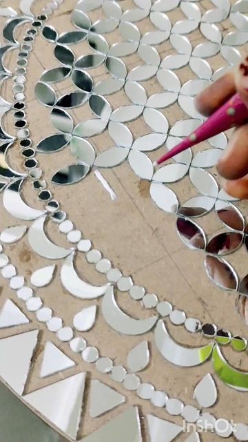 Mirror Work On Mdf Board, Mosaic Mirrors Ideas, Mirror Mosaic Diy, Mirror Art Painted, Mosaic Art Painting, Mirror Mosaic Art, Mirror Design Ideas, Lippon Art, Painted Mirror Art