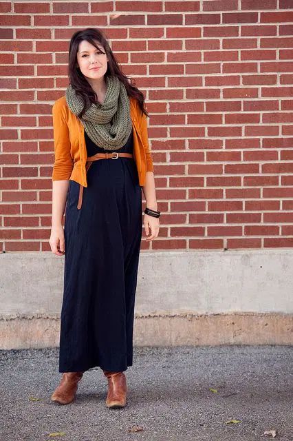 How to wear a maxi dress in the Fall Long Black Skirt, Winter Maxi, Kendi Everyday, Short Beach Dresses, Maxi Dress Winter, Short Dress White, Orange Cardigan, Boho Dresses Long, Maxi Dress Outfit