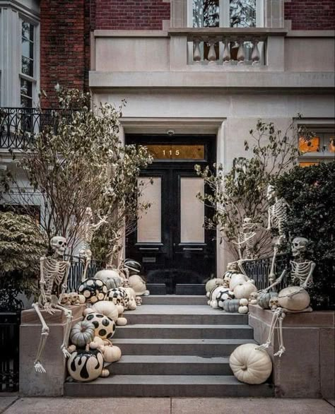 Front Yard Halloween Decorations, Buffet Halloween, Chic Halloween Decor, Halloween Chic, Elegant Halloween Decor, Classy Halloween Decor, Halloween Outside, Halloween Decor Diy, Classy Halloween