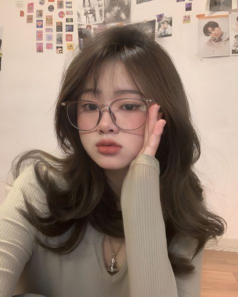 Bangs And Glasses, People With Glasses, Glasses For Round Faces, Cute Glasses Frames, Classy Glasses, Glasses Inspiration, Hairstyles With Glasses, Glasses Makeup, Cute Glasses