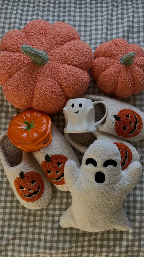 Fall Plushies, Fall Widgets, Halloween Sleepover, Autumn Room, Herbst Bucket List, Fall Room Decor, Fall Bedroom Decor, Halloween Bedroom, Hallowen Ideas