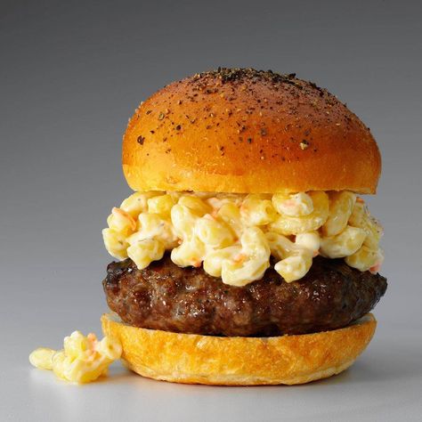 54 Crazy-Delicious Burger Toppings You Need to Try Mac And Cheese Rezept, Crazy Burger, Mac And Cheese Burger, Unique Burgers, Gourmet Burger, Best Burger Recipe, Easy Brunch Recipes, Plate Lunch, Burger Toppings