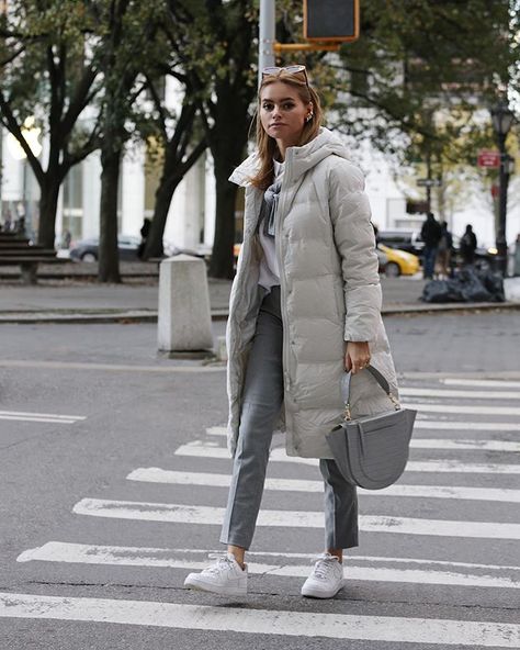 Long Puffer Coat Outfit, Blonde Jewelry, Long Puffer Jacket Outfit, Puffer Jacket Outfits, Puffer Coat Outfit, Claire Rose Cliteur, Claire Rose, Sneaker Trends, Grey Puffer Jacket